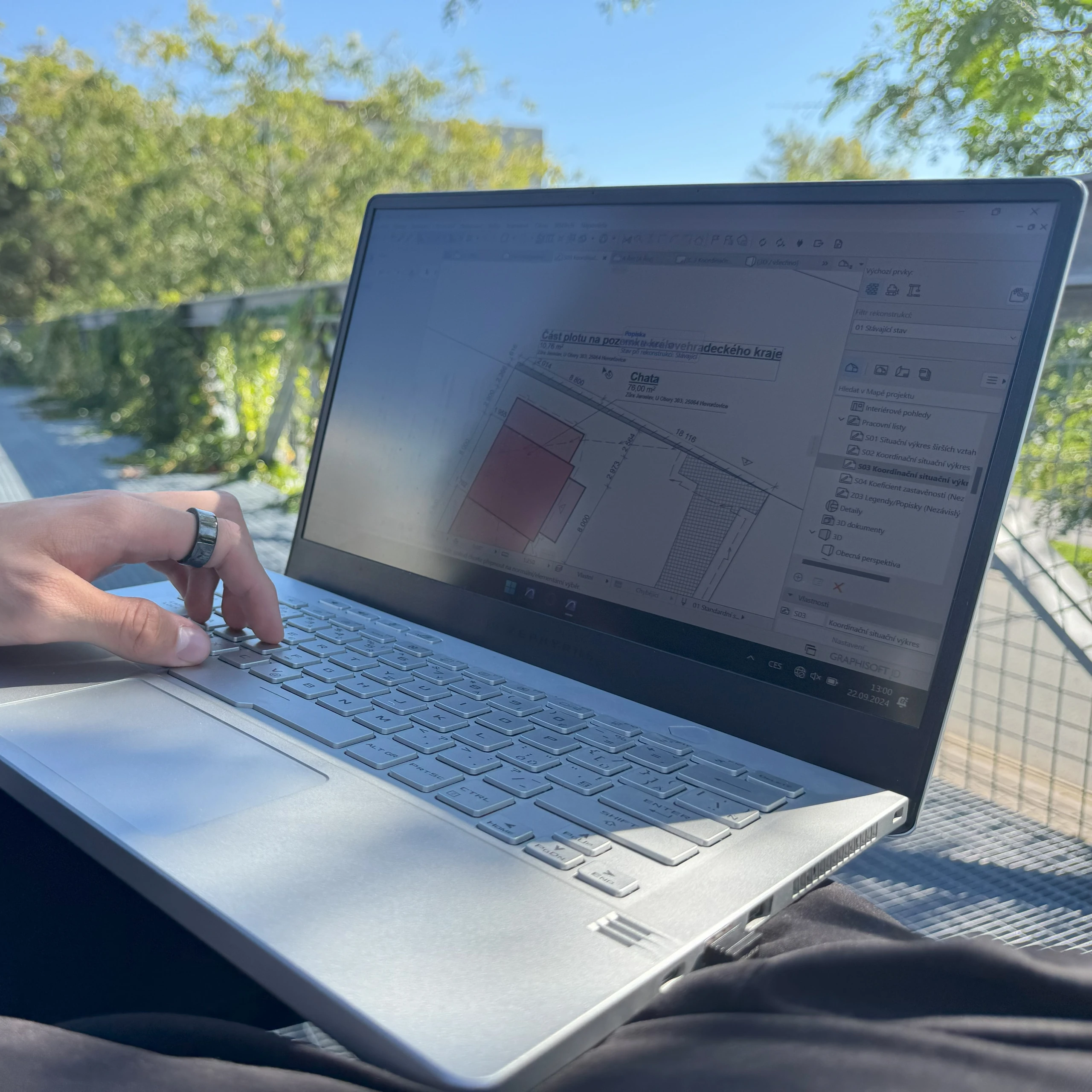 Osoba používá laptop s Archicadem pro projektování a tvorbu situace objektu
