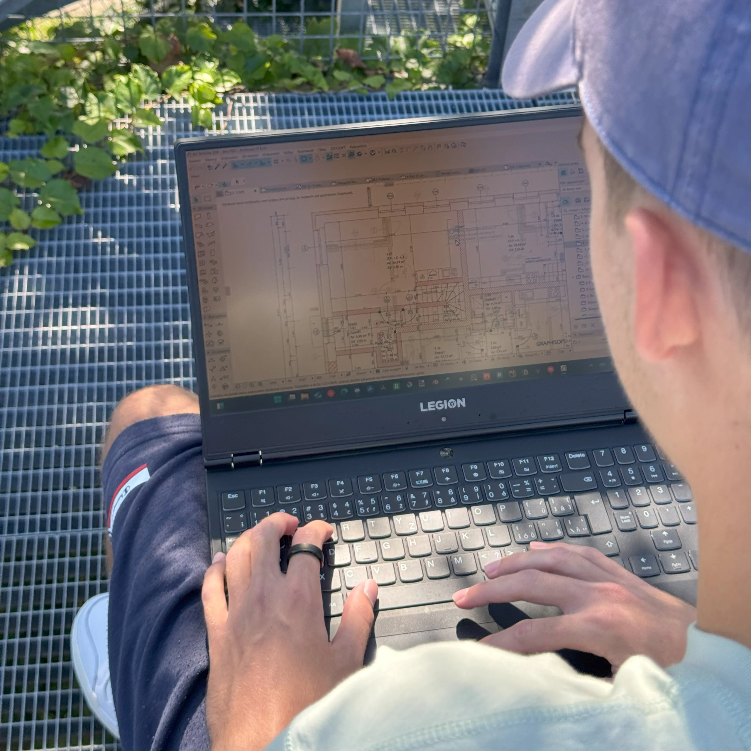 Osoba používá notebook a zakresluje půdorys v Archicadu